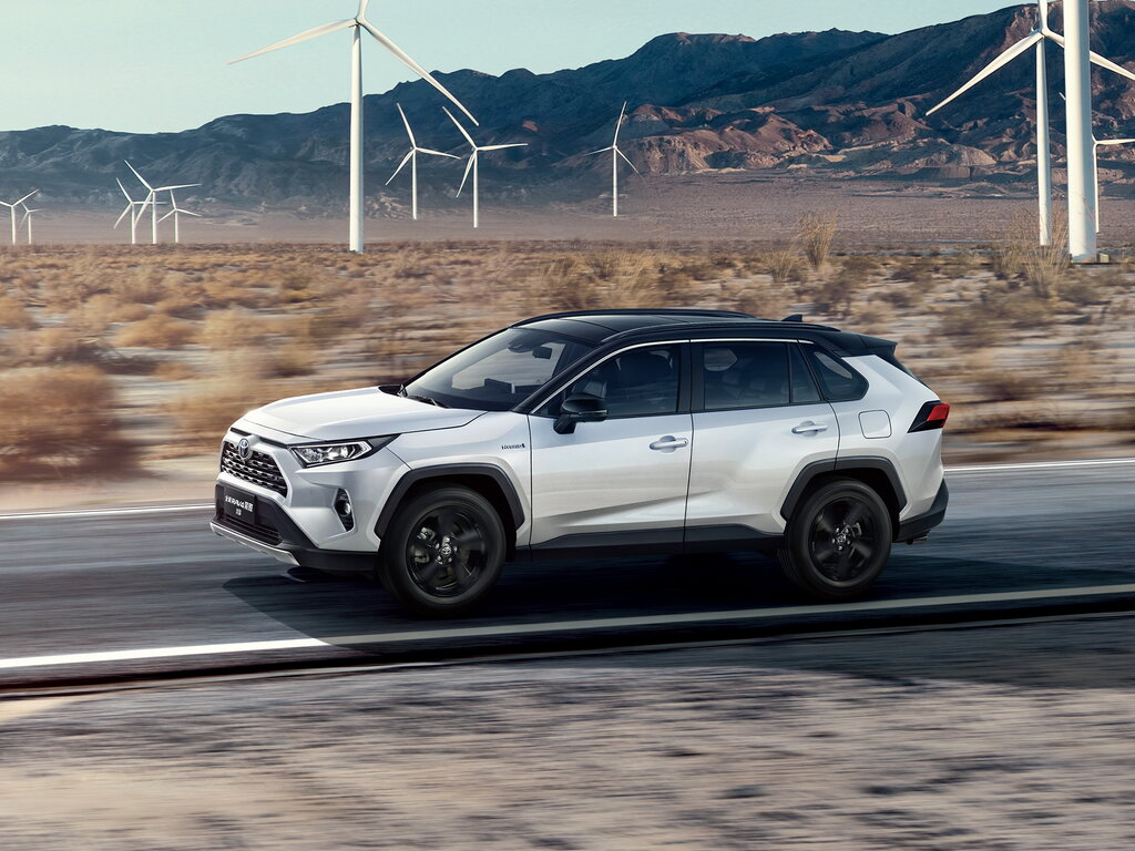 Toyota RAV4 на дороге